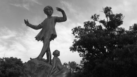 queens-gardens-peter-pan-statue